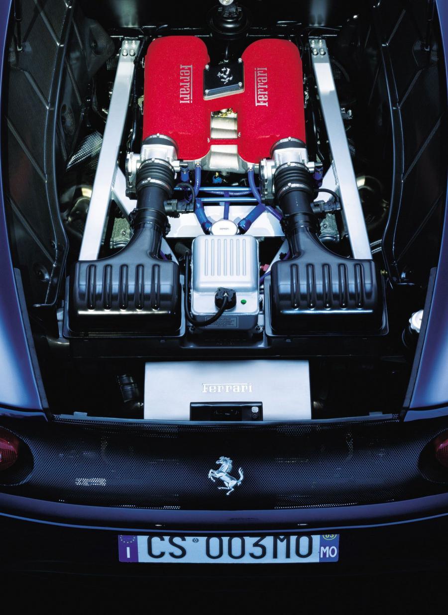 Моторный отсек Ferrari 360 Modena Challenge Stradale 2003 года  (фото 18 из 41)